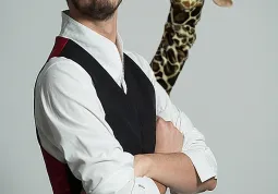 “Gi & Raf Show” è uno spettacolo di ventriloquia e magie di e con Raf, al secolo Rafael Voltan, che fa coppia con Gi, una giraffa dispettosa e irriverente che si crede una deejay